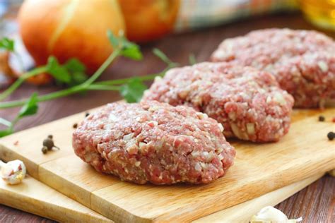 Suroviny na prípravu sekanej: mleté mäso, cibuľa, cesnak, vajíčka, pečivo a koreniny