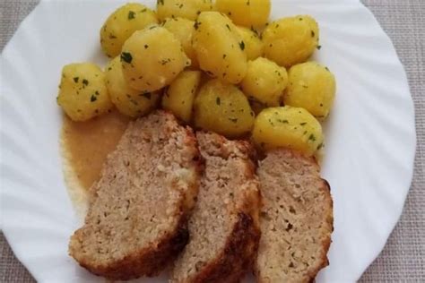 Podávanie sekanej s omáčkou a knedľou