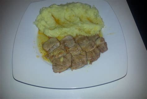 Pečená krkovička so zemiakovou kašou a uhorkami