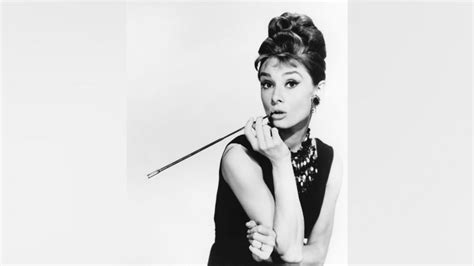 Fotografia z filmu s Audrey Hepburn a jej mačkou.