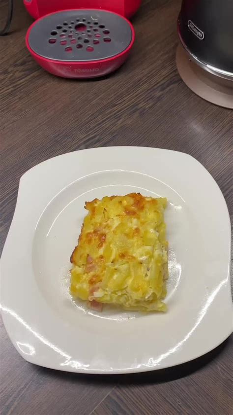 Zemiaky, syr, šunka a vajcia pripravené na varenie