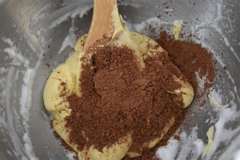 Miešanie ingrediencií na kakaové cesto