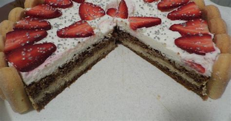 Hotová torta Tajomstvo fary ozdobená malinami a šľahačkou