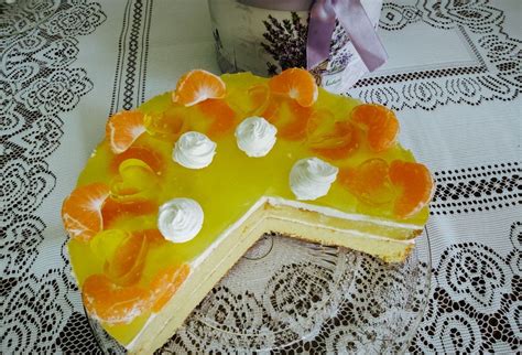 Biela torta s citrónovým zdobením
