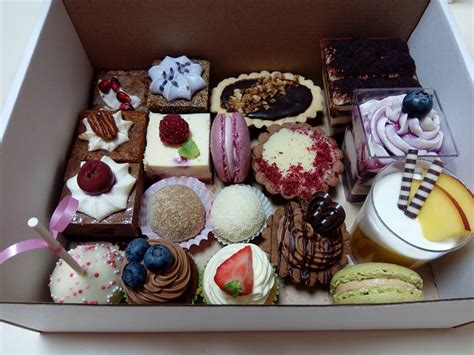 Rôzne druhy dezertov z bielkov