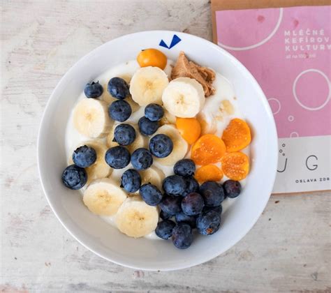 Ilustrácia rôznych druhov raňajok: sladké ovsené kaše, slané vajíčka a ovocné smoothie bowls.