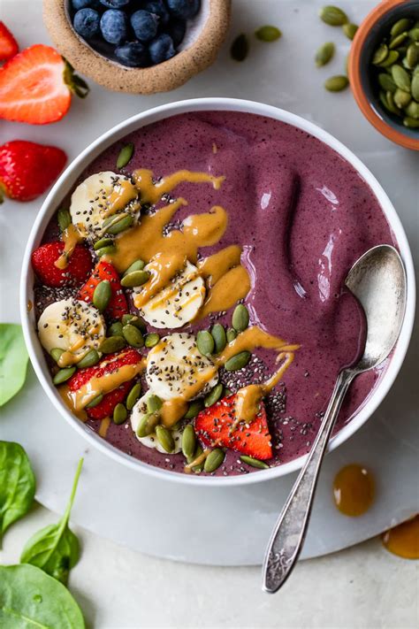 Obrázok smoothie bowl s čerstvým ovocím, orechmi a semienkami.