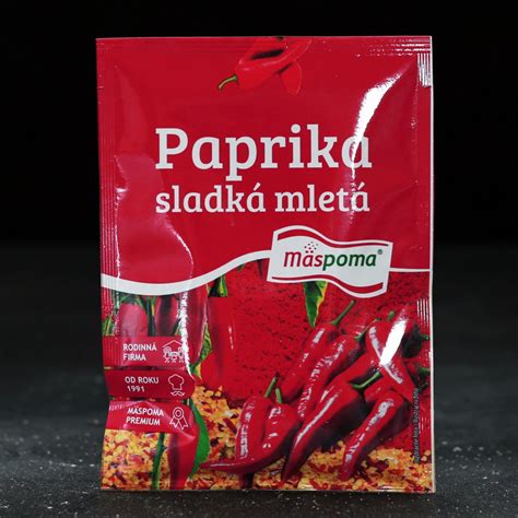 Mletá paprika v miske pripravená na uskladnenie