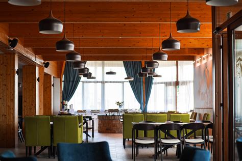 Moderný interiér talianskej reštaurácie s business lounge