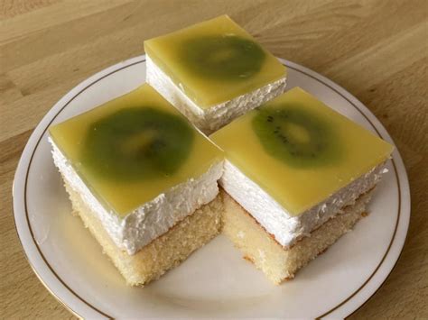 Svieži kiwi koláč s plátkami kiwi na želatíne