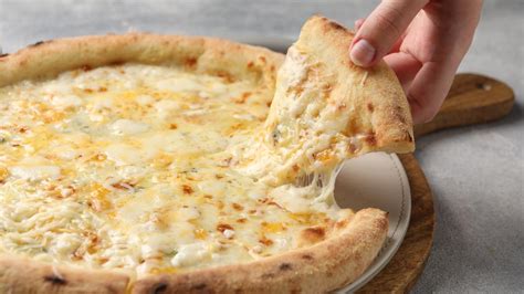 Domáca syrová pizza s rôznymi druhmi syra
