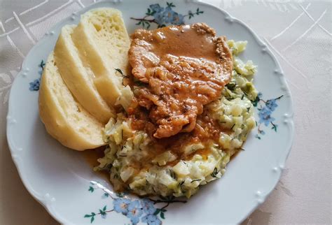 Ingrediencie na kapustový prívarok na drevenej doske
