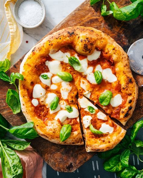 Pizza Margherita a cestoviny z reštaurácie