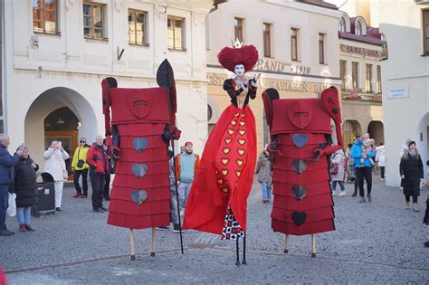 Ilustrácia fašiangového obdobia s maskami a jedlom