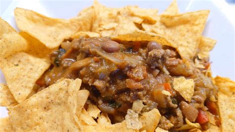 Mexické frijoles podávané s tortillami a avokádom