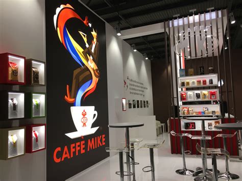 Logo a servírované espresso Caffe Mike
