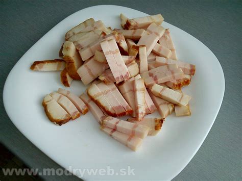 Pripravené chrumkavé škvarky so slaninkou