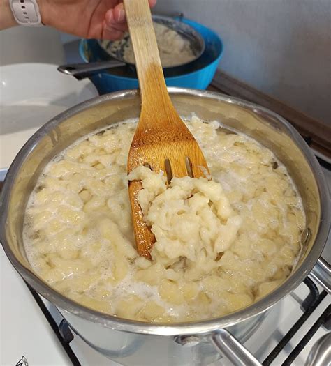 Fotka varených halušiek vo vriacej vode