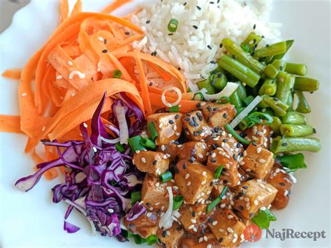 farebná miska plná čerstvej zeleniny