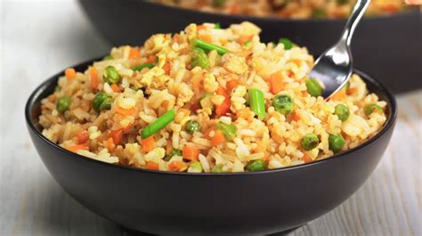 miska restovanej ryže so zeleninou a vajcom