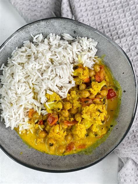 miska kari ryže s kokosovým mliekom a zeleninou