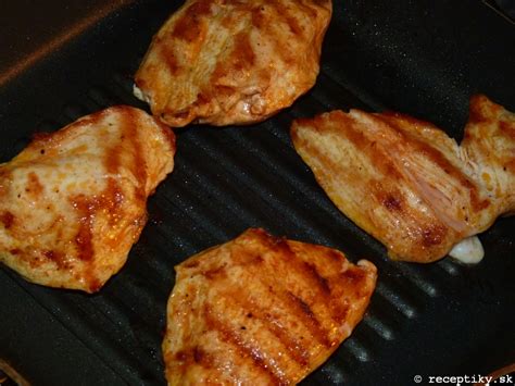 Kurací steak na tanieri s prílohami