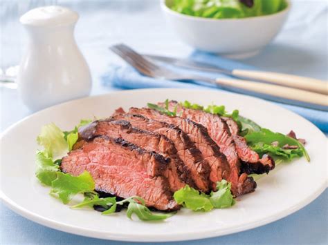 Pštrosí steak na tanieri s prílohou