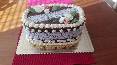 Náčrt tvarovania torty do podoby knihy