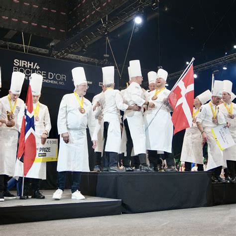 Žena držiaca ocenenie v kuchárskej súťaži