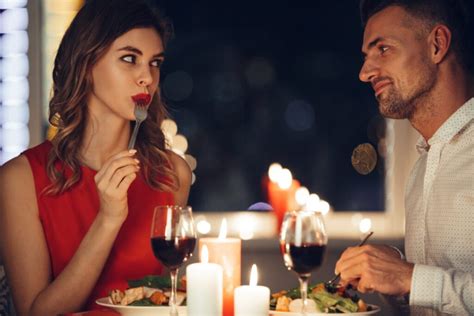 Dvojica na romantickej večeri
