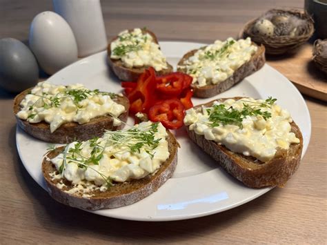 Karjalanpiirakka s vajíčkovou pomazánkou