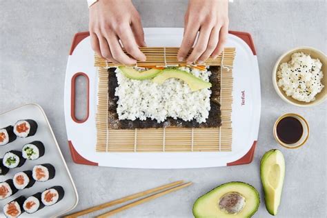 Rodina pripravuje sushi doma