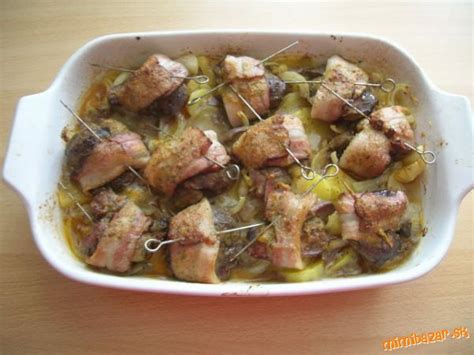 Kuracia pečeň obalená slaninou v pekáči