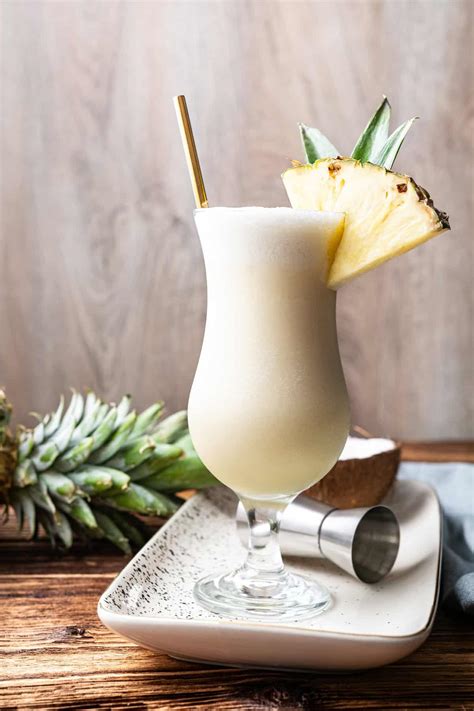 Nealkoholická Piña Colada s ananásovou dekoráciou