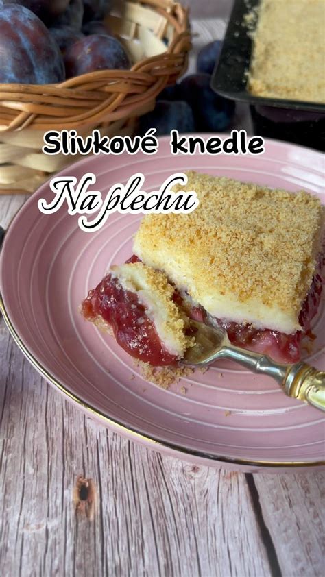 Ukladanie sliviek na pudingovú vrstvu