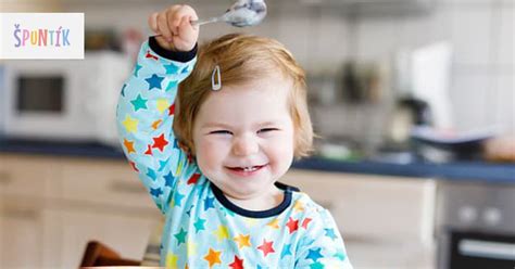 Dieťa ochutnáva jedlo