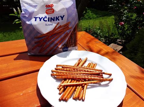 Ilustračná fotografia slaných zemiakových tyčiniek posypaných sezamom