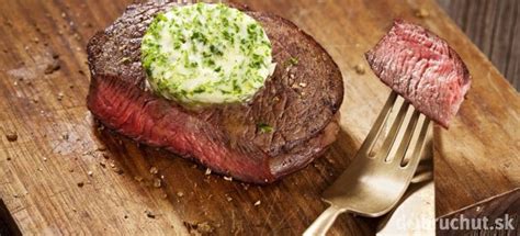 Servírovaný rump steak s bylinkovým maslom a šalátom