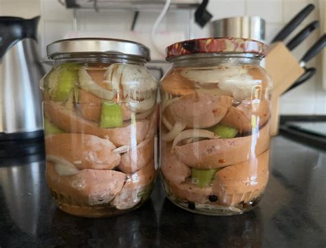 Ingrediencie na utopence: špekáčiky, cibuľa, korenie a nálev