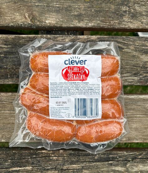 Kvalitné špekáčiky s vysokým obsahom mäsa pred spracovaním
