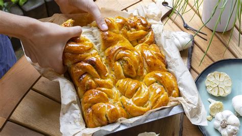 Príprava špenátovej plnky s cibuľou a cesnakom