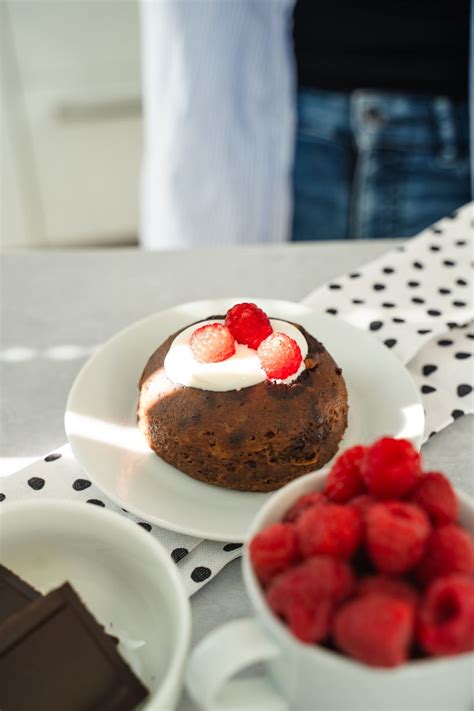 Proteínový mug cake s ovocím