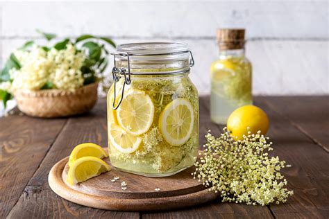 Domáci hruškový sirup v sklenenej fľaši