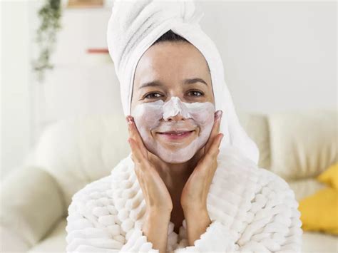 Žena relaxujúca po kúpeli s maskou na tvári