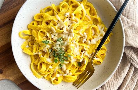 Hotové cestoviny s krémovou tekvicovou omáčkou a parmezánom