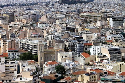 Pohľad na rušnú Mostnú ulicu v Nitre plnú reštaurácií a života