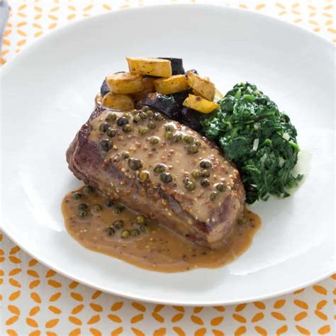 Servírovaný steak s omáčkou zo zeleného korenia