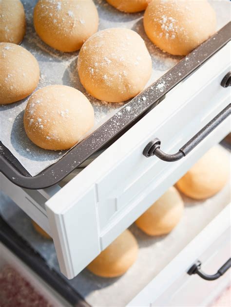 Čerstvo upečené Ricciarelli na plechu