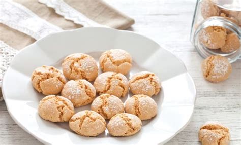 Hotové Amaretti sušienky posypané práškovým cukrom