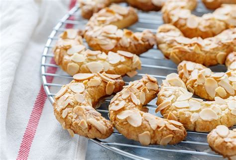Amaretti pred pečením obalené v mandľových lupienkoch
